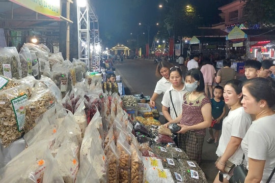 Người dân Sơn Tây náo nức tham quan, mua sắm tại sự kiện giới thiệu sản phẩm OCOP
