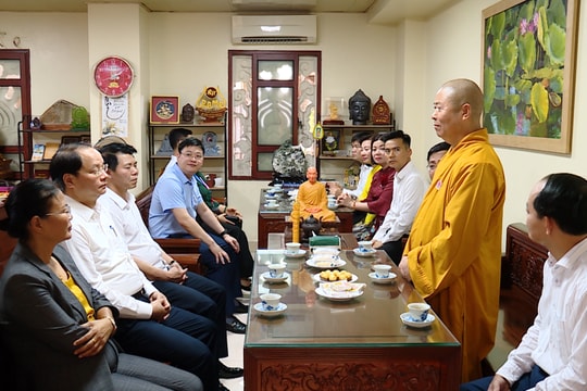 Đồng chí Nguyễn Doãn Toản chúc mừng Đại lễ Phật Đản tại chùa Yên Phú, huyện Thanh Trì
