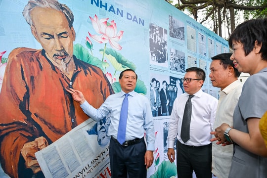 Trải nghiệm triển lãm số “Rạng rỡ tên Người” tại Báo Nhân Dân