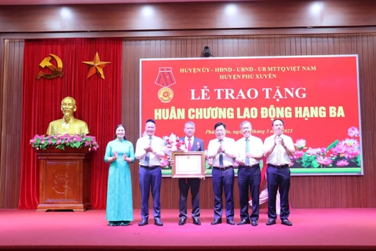 Phú Xuyên trao Huy hiệu Đảng tặng 188 đảng viên