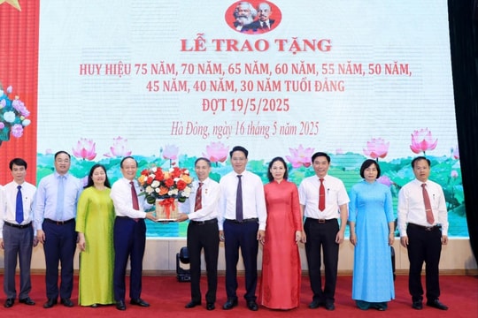 Chủ tịch HĐND TP Hà Nội Nguyễn Ngọc Tuấn trao Huy hiệu Đảng tại quận Hà Đông