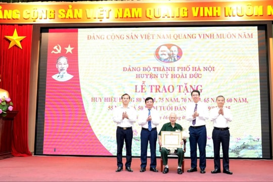 Huyện ủy Hoài Đức tổ chức trao Huy hiệu Đảng đợt 19-5