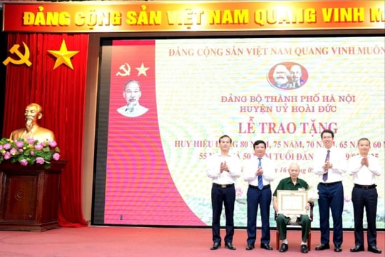 Huyện ủy Hoài Đức tổ chức trao Huy hiệu Đảng đợt 19-5