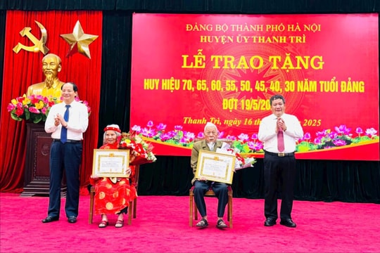 185 đảng viên huyện Thanh Trì vinh dự nhận huy hiệu đảng đợt 19-5