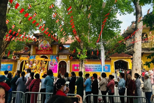 Bảo đảm an toàn và hỗ trợ người dân chiêm bái Xá lợi Phật