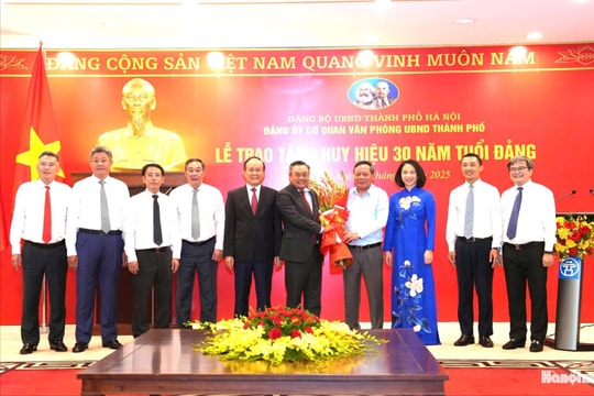 Chủ tịch UBND thành phố Hà Nội Trần Sỹ Thanh nhận Huy hiệu 30 năm tuổi Đảng
