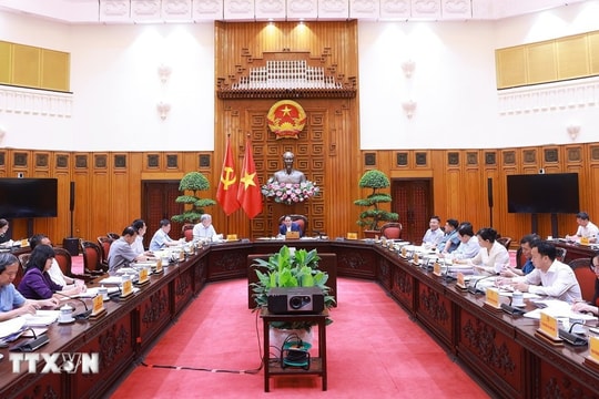Thủ tướng Phạm Minh Chính chủ trì họp xây dựng dự thảo nghị quyết của Bộ Chính trị về y tế, giáo dục
