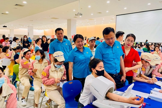 Tầm soát ung thư, khám sức khỏe miễn phí cho 600 nữ công nhân