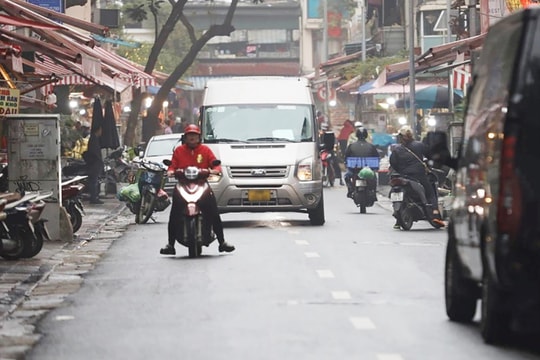 Cấm xe ô tô trên 16 chỗ tại khu phố cổ: Có chuyển biến nhưng còn bất cập