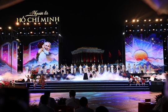 Tổng Bí thư Tô Lâm dự chương trình nghệ thuật đặc biệt “Người là Hồ Chí Minh”