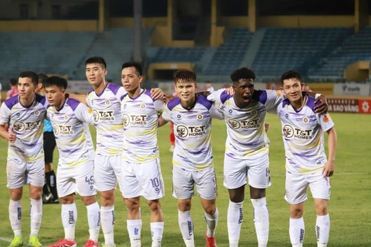 CLB Hà Nội tiếp tục bám sát Nam Định trong cuộc đua vô địch V-League