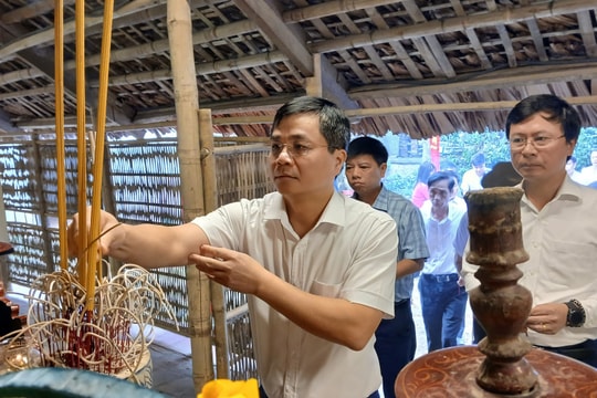 Thạch Thất dâng hương kỷ niệm 135 năm Ngày sinh Chủ tịch Hồ Chí Minh