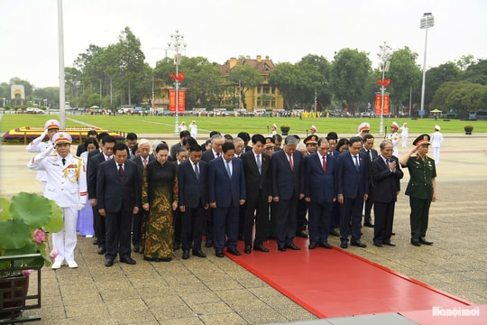 Lãnh đạo Đảng, Nhà nước và thành phố Hà Nội viếng Chủ tịch Hồ Chí Minh và các Anh hùng liệt sĩ