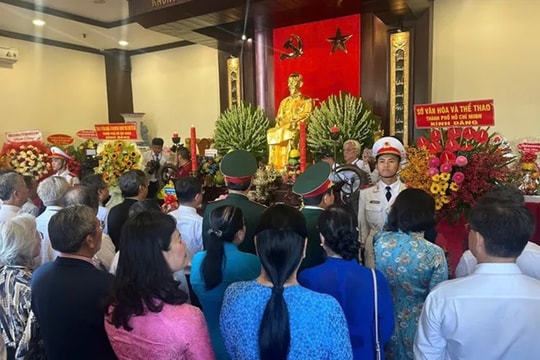 Đoàn đại biểu TP Hồ Chí Minh dâng hương tưởng nhớ Chủ tịch Hồ Chí Minh