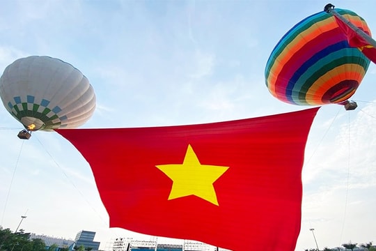Nghệ An: Đại kỳ 2.025m2 tung bay kỷ niệm 135 năm ngày sinh nhật Bác