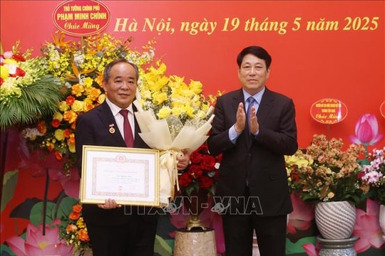 Chủ tịch nước dự lễ trao Huy hiệu 40 năm tuổi Đảng tặng đồng chí Lê Khánh Hải