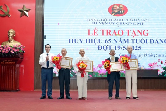221 đảng viên huyện Chương Mỹ nhận Huy hiệu Đảng dịp 19-5