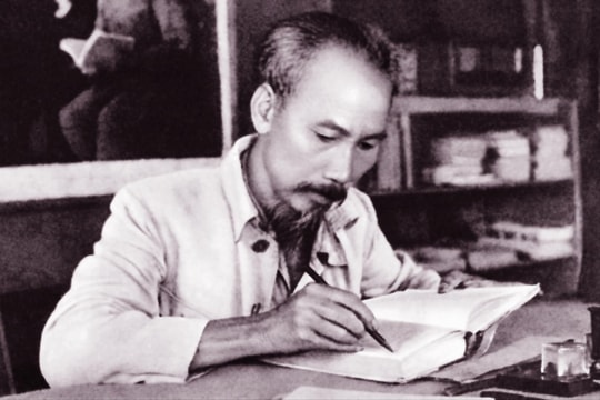 “Bác sống như trời đất của ta”