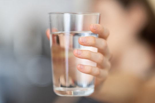Chuyên gia cảnh báo bỏ ngay thói quen đợi khát mới uống nước