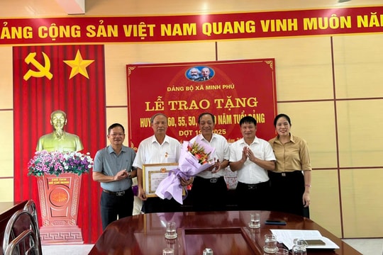 Phó Bí thư Thường trực Huyện ủy Sóc Sơn Nguyễn Nam Hà trao Huy hiệu Đảng tặng các đảng viên