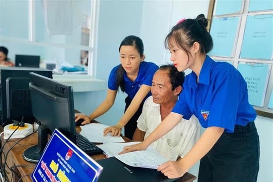 Phát huy vai trò xung kích của sinh viên trong phong trào “Bình dân học vụ số”
