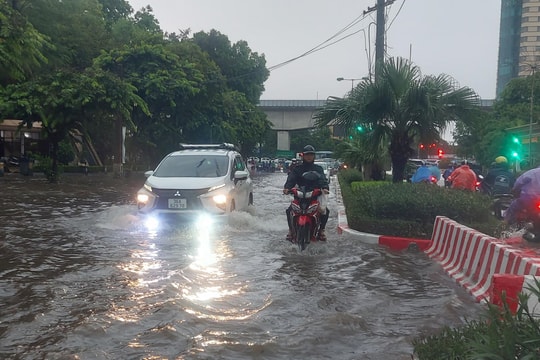 Hà Nội mưa lớn diện rộng, ngập úng nhiều tuyến phố