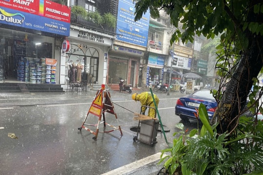 Hà Nội: Mưa lớn tại trong nội thành, sẵn sàng xử lý úng ngập