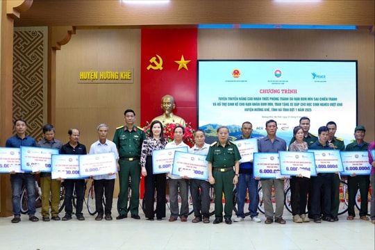 Trao quà hỗ trợ nạn nhân bom mìn tại huyện Hương Khê, Hà Tĩnh