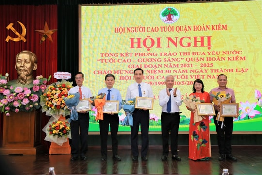 Quận Hoàn Kiếm khen thưởng 14 tập thể, cá nhân “Tuổi cao - Gương sáng”