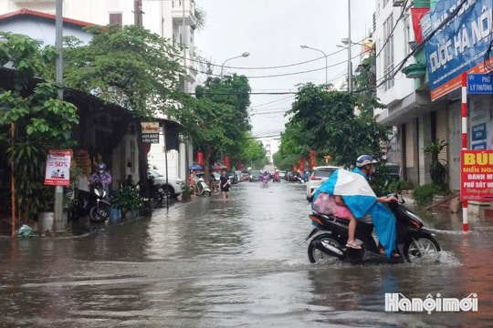 Hà Nội mưa lớn diện rộng, ngập úng nhiều tuyến phố