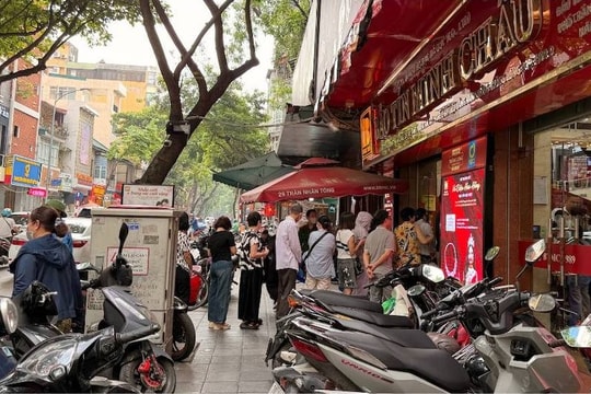 Giá vàng lại tăng cao, người dân xếp hàng dài chỉ mua được... 1, 2 chỉ!