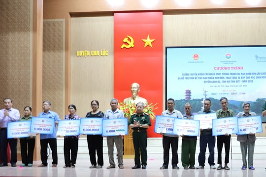 Hỗ trợ sinh kế 20 nạn nhân bom mìn huyện Can Lộc, tỉnh Hà Tĩnh
