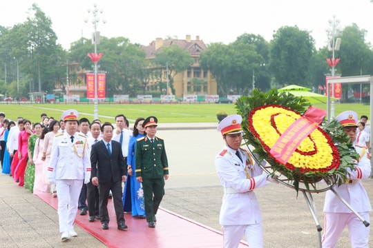 200 học sinh giỏi tiêu biểu của Thủ đô báo công dâng Bác