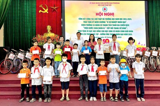Hội Chữ thập đỏ huyện Đan Phượng hỗ trợ cho 886 lượt thầy cô và học sinh khó khăn