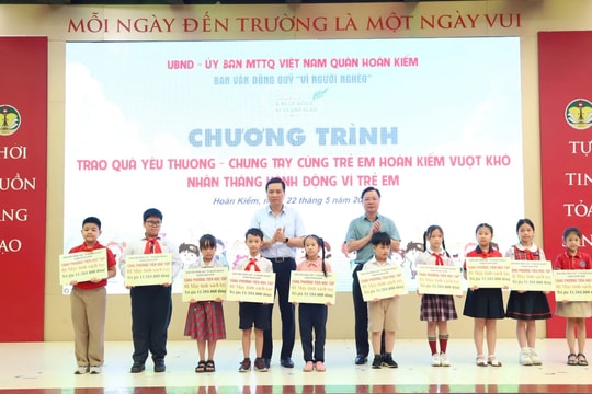 Quận Hoàn Kiếm tặng máy tính trẻ em nghèo vượt khó