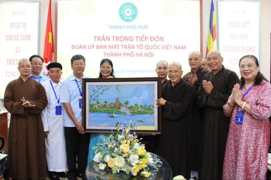 Đoàn đại biểu Mặt trận Tổ quốc Việt Nam TP Hà Nội thăm các tổ chức tôn giáo tại Huế
