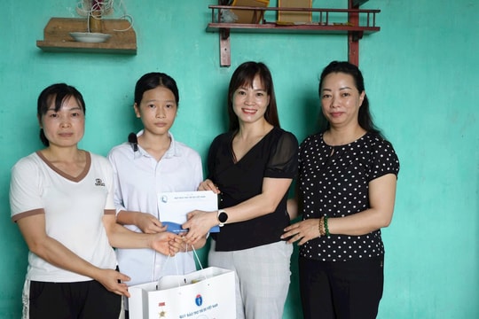 Trao gần 820 triệu đồng học bổng, quà tặng trẻ em hoàn cảnh khó khăn