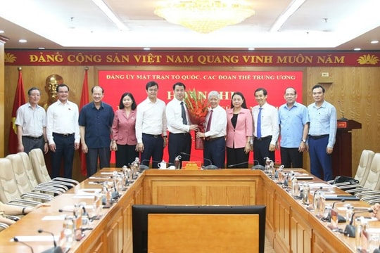 Trao quyết định điều động, phân công Phó Bí thư chuyên trách Đảng ủy MTTQ, các đoàn thể Trung ương