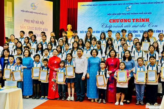 Hơn 1.200 trẻ em mồ côi Hà Nội được đỡ đầu
