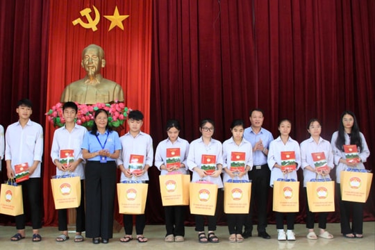 MTTQ thành phố Hà Nội tặng quà học sinh nghèo vượt khó tại Hà Tĩnh