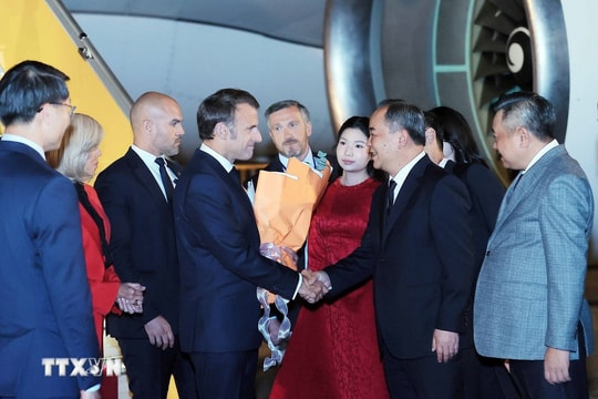 Tổng thống Pháp Emmanuel Macron và Phu nhân đến Hà Nội, bắt đầu thăm cấp Nhà nước tới Việt Nam