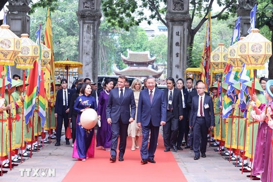 Tổng Bí thư Tô Lâm và Phu nhân cùng Tổng thống Pháp và Phu nhân thăm Văn Miếu - Quốc Tử Giám