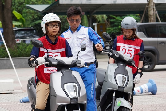 Khởi động chiến dịch bồi dưỡng kiến thức pháp luật và kỹ năng lái xe gắn máy an toàn cho học sinh THPT