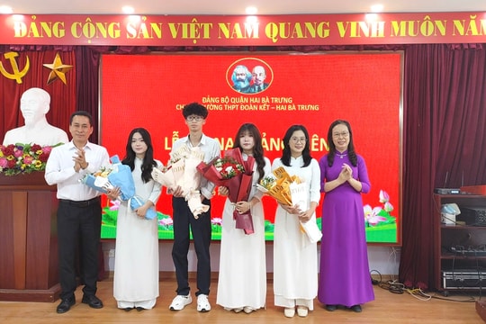 4 học sinh ưu tú Trường THPT Đoàn Kết - Hai Bà Trưng được kết nạp Đảng