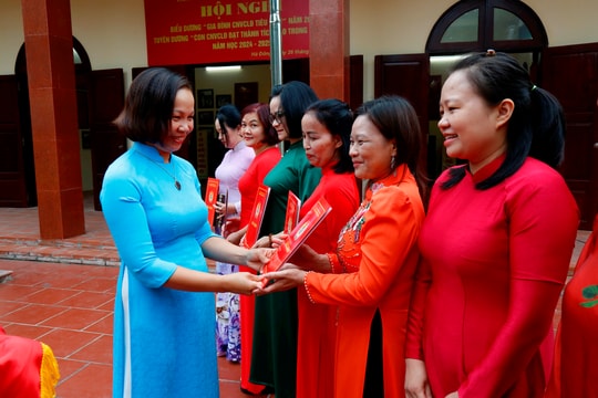 Quận Hà Đông khen thưởng 28 gia đình công nhân viên chức lao động tiêu biểu