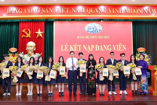 12 học sinh ưu tú của Trường THPT Việt Đức được kết nạp Đảng