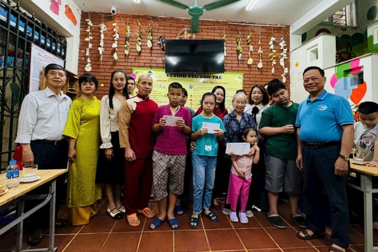 Trao quà tặng trẻ em khuyết tật vượt khó học tốt