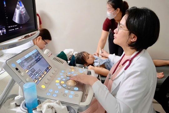 Chuyện những bác sĩ đồng hành cùng chương trình “Trái tim cho em”