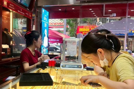 Giá vàng trong nước cao hơn thế giới khoảng 13,7 triệu đồng/lượng