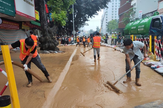Hỗn hợp bùn phun lên mặt đất khi khoan hầm đường sắt đô thị Nhổn – ga Hà Nội